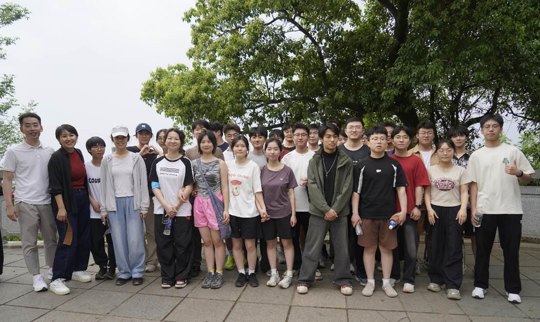 一群人站在一起 AI 生成的内容可能不正确。