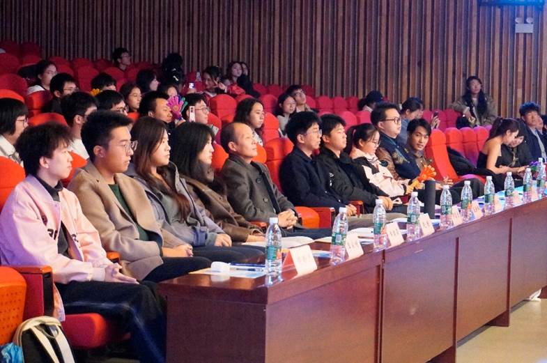 一群人坐在桌子前 描述已自动生成 一群人坐在桌子前 描述已自动生成