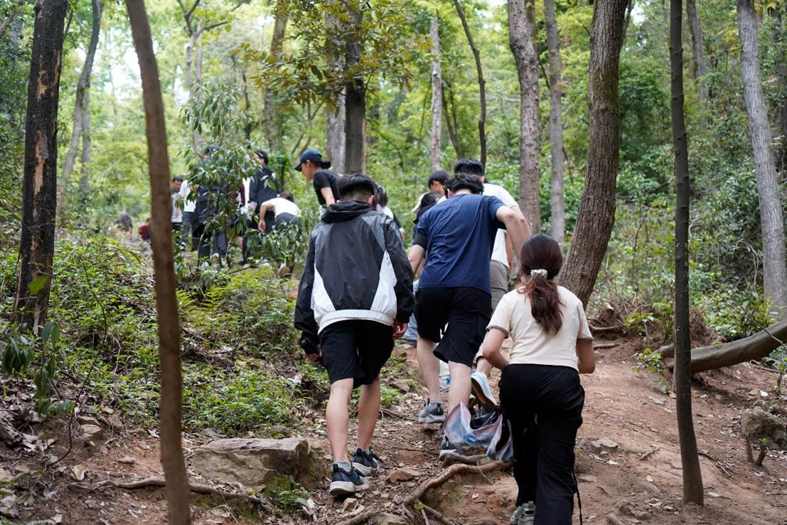 男人在森林里走 AI 生成的内容可能不正确。